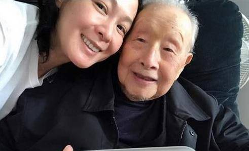 刘若英发文缅怀父亲,回忆其患病经历,称血压飙高心跳只有32下