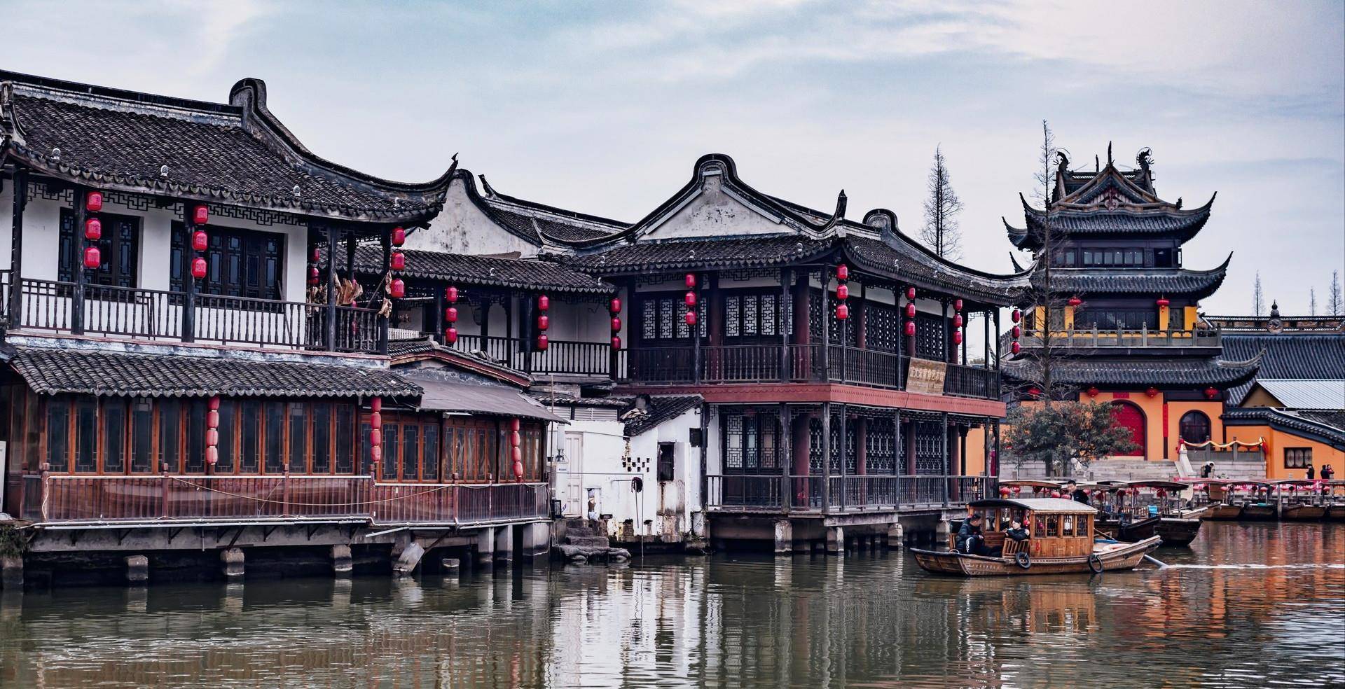 上海保存最完整的江南水乡古镇,位于青浦,依山傍湖,但