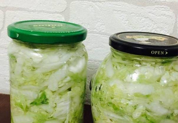 老公爱吃酸菜,突然灵感发作,在家用罐头瓶自制酸菜,太