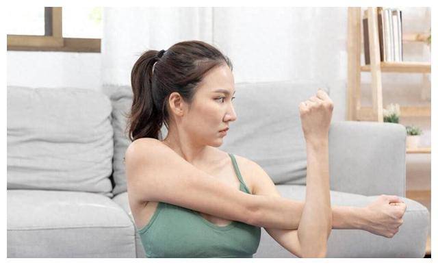 哑铃训练三招解决手臂赘肉_进行_锻炼