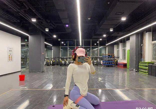 忘关摄像头"a类"违规,女主播"凡凡"时尚展露,或被永久