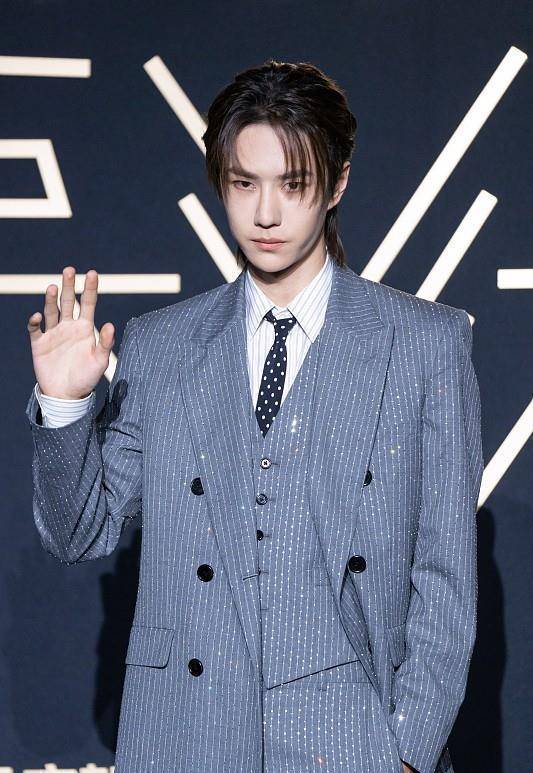 王一博生图都难掩帅气,银线西装配中分发型,儒雅帅气,超靓_黑色_男生