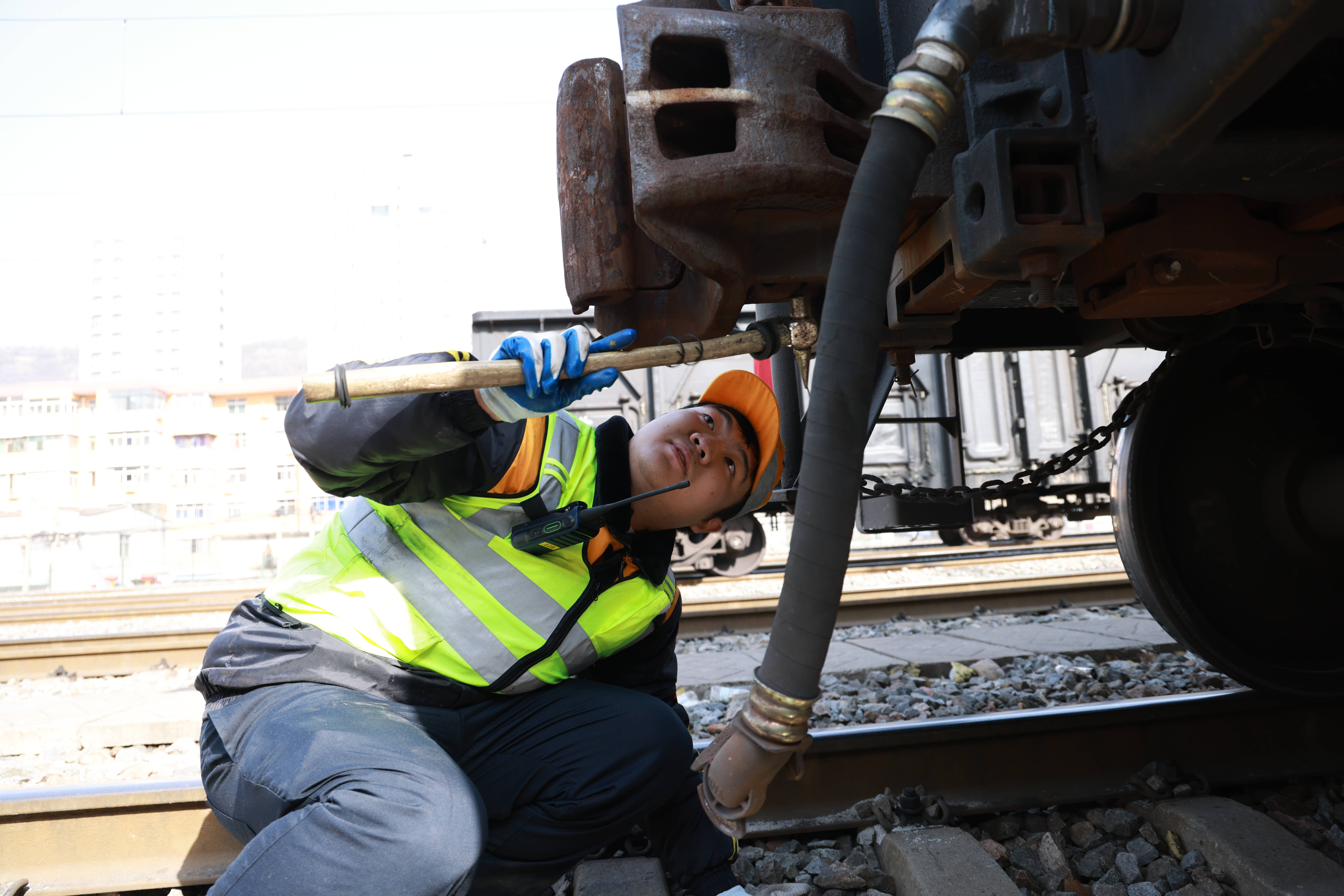 00后温少文的第一个春运_作业_检查_列车