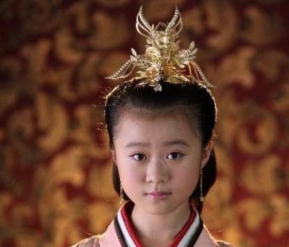 11岁嫁给亲舅舅, 受宠一生却未育, 入殓时才发现不育