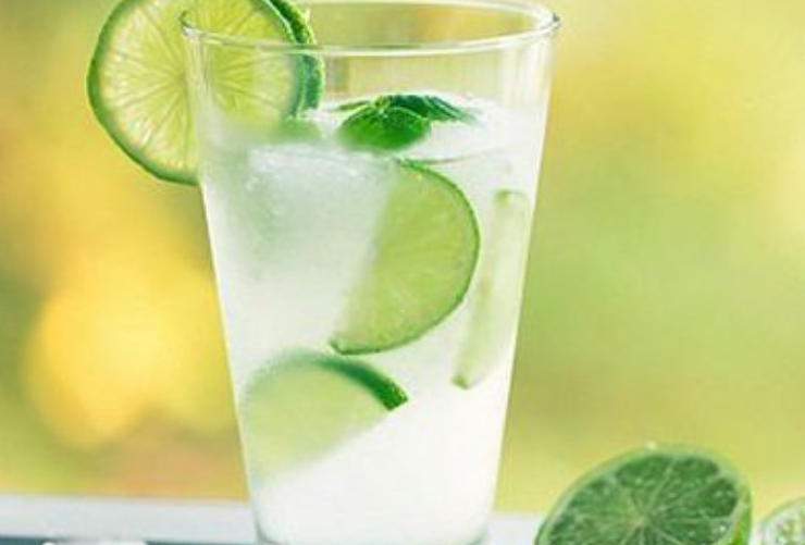 在吃西餐时,服务员会放两杯柠檬水在桌上,这可不是给