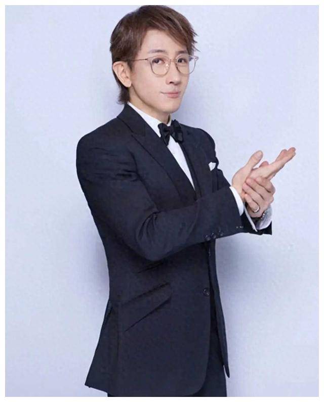 央视春晚超敬业广告植入,坐在刘谦背后,奶制喝个不停!