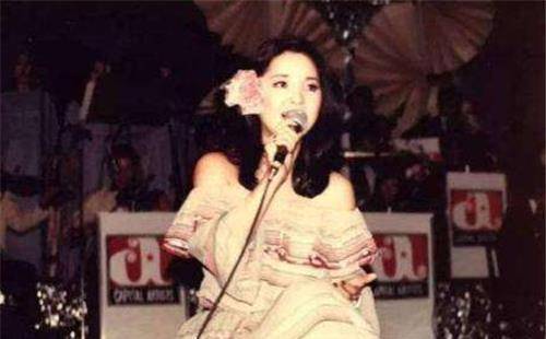 1963年,十岁的邓丽君参加了"全台黄梅调歌唱比赛",以一首《访英台》