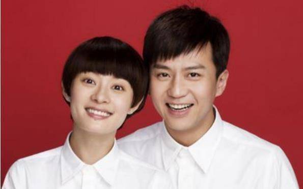 同样都是结婚证件照,大家都是红底白衬衫,他俩黑衬衫却被羡慕了