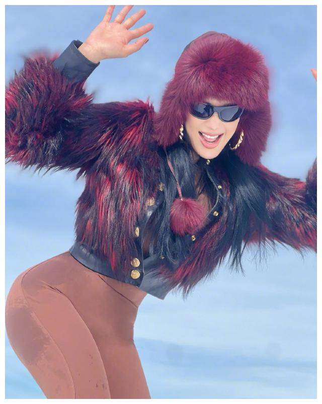 53岁钟丽缇近照曝光,穿连体衣雪地花式凹造型,活力满满超养眼_身材