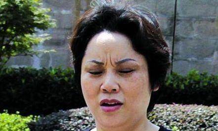 中国黑帮女大佬,为了让自己开心,养着16名年轻男子