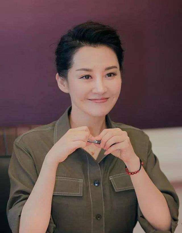 潇洒自在的许晴也被爱伤过,曾坦言:如果他还在,我可能