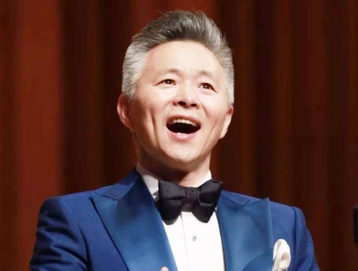 4岁丧父,12岁出道,9登舞台,"西部歌王"娶"钢琴公主"为妻_王宏伟_杨