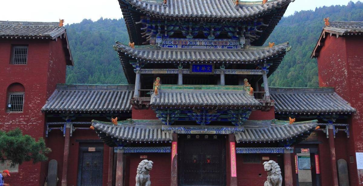 其坐北朝南,根据七佛殿的地势而修建,占地面积有8000多平方米,整体