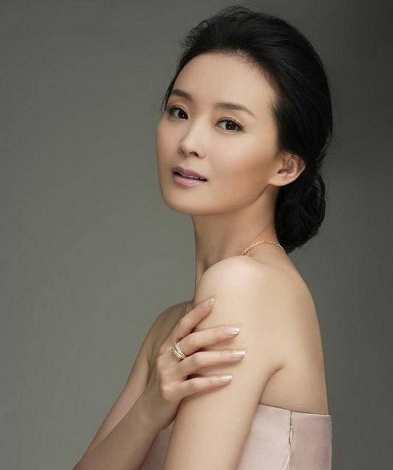 王志文得到母亲的认可后迫不及待与王艳举行婚礼,这些年他让王艳受了