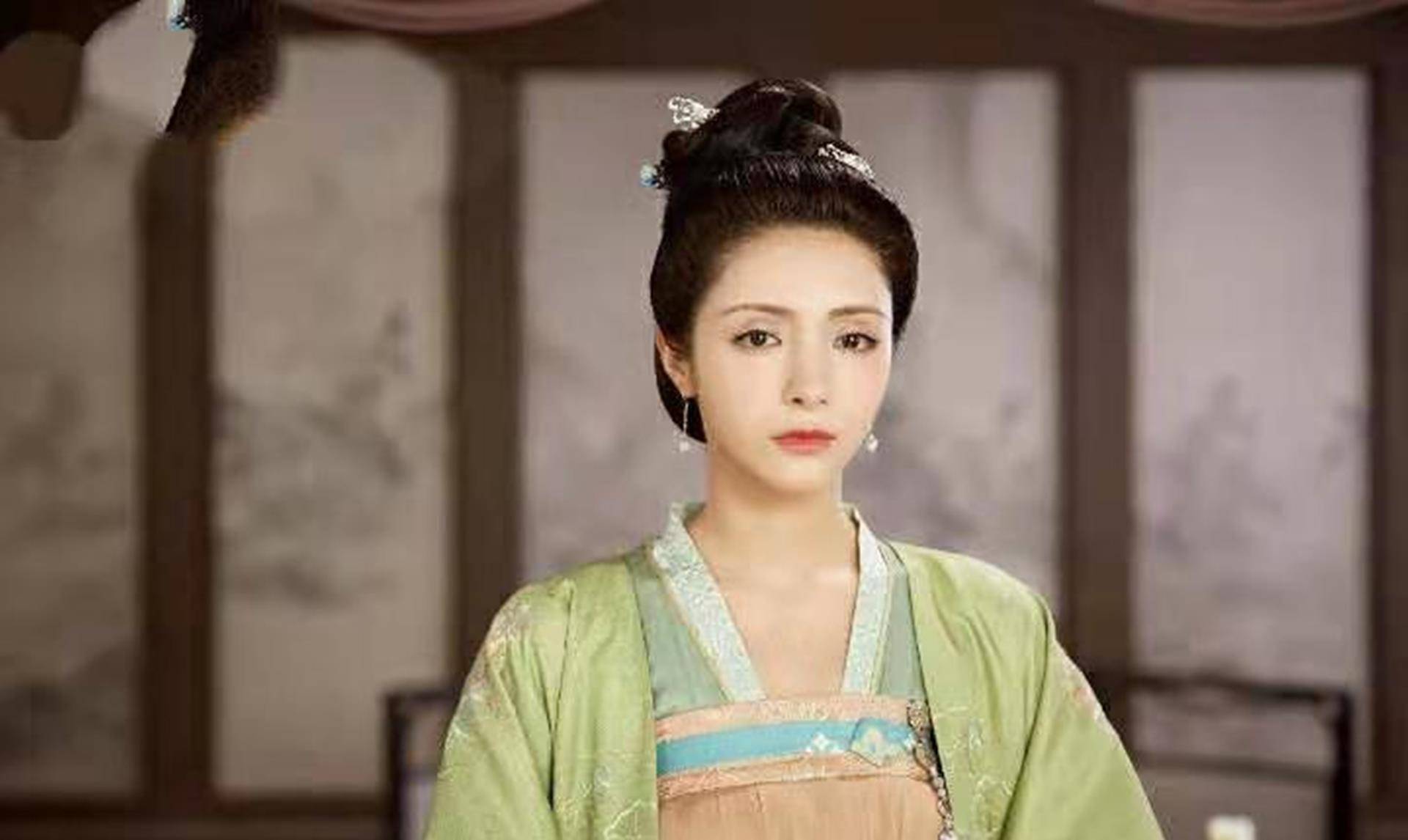 陈知县来至房中一看,但见一个年轻女子仰面倒在床头的血污