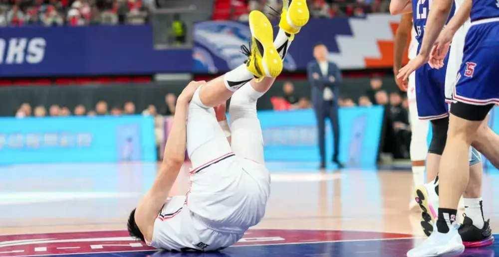 周琦晒自己出海冲浪照片,但腿上的膏药暴露了他的伤情!