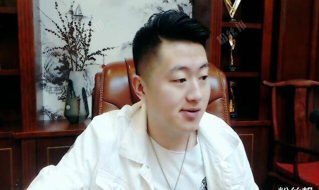 王冕和小洲,李先生的"mlz组合"也是进行了商议,遇到大战会抱团对战.