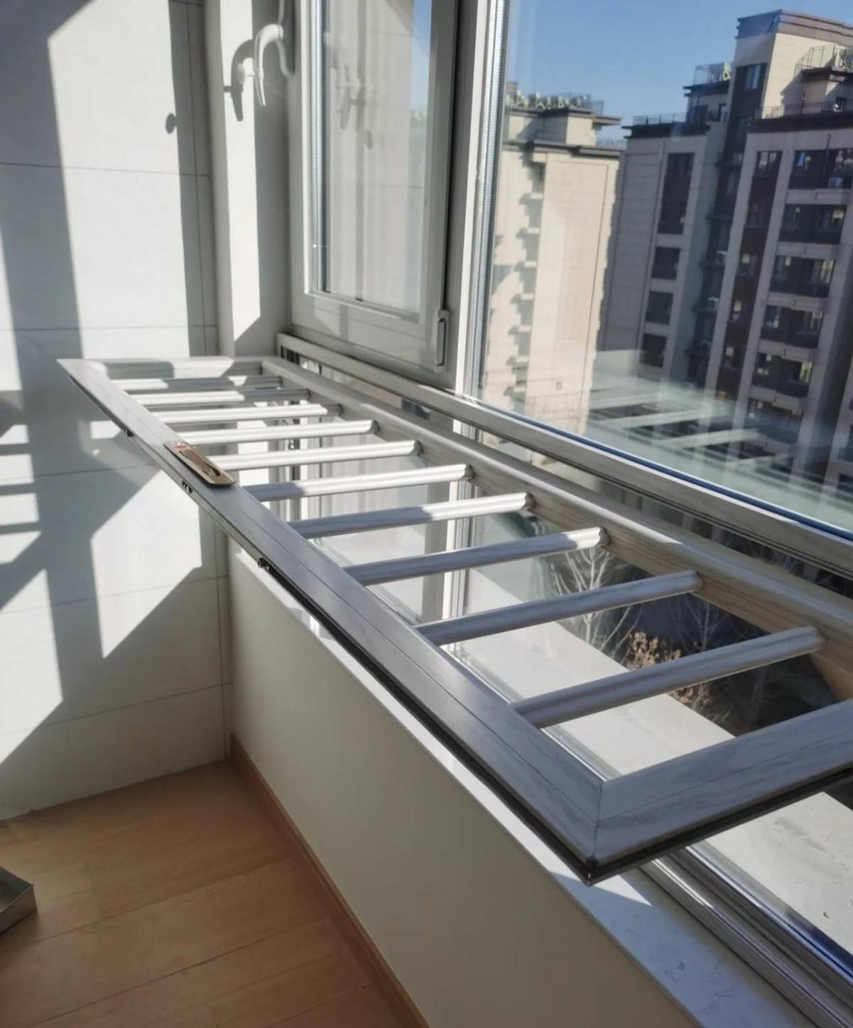 同样都是封阳台,她在底部留一排小窗,夏天傍晚通风都凉快了很多_护栏