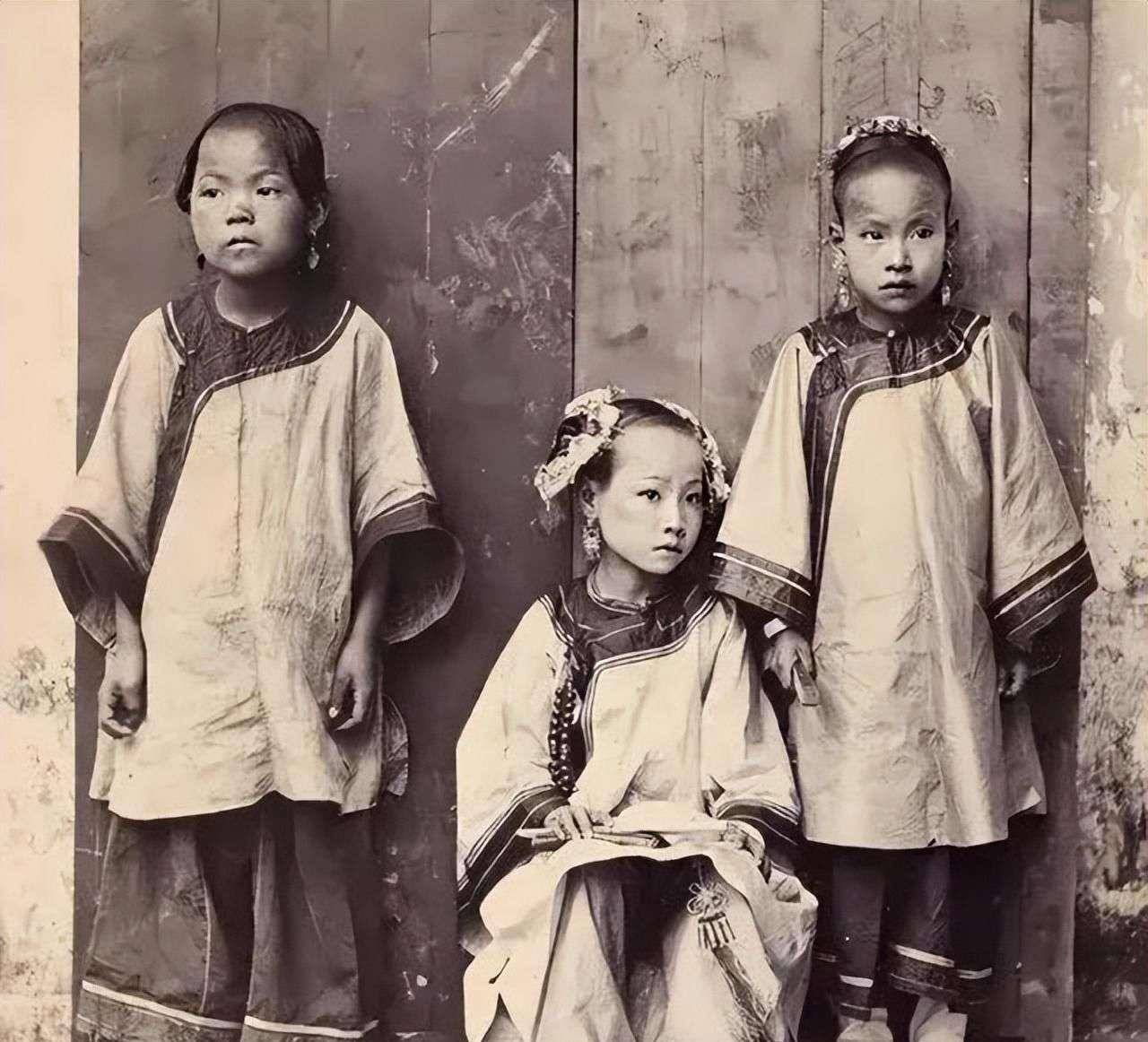 一些旧影:剃头匠子承父业,太监腰挂香囊,慈禧住的寝宫