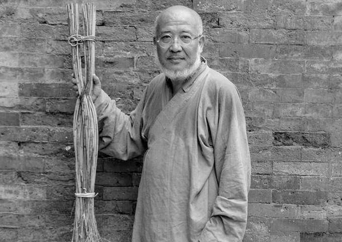 53岁画家杨彦:娶21岁非洲学生,生下两个孩子后,为何空