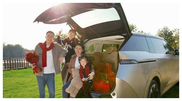 中国奥运冠军晒全家福,与外国老公和两个可爱小孩,!