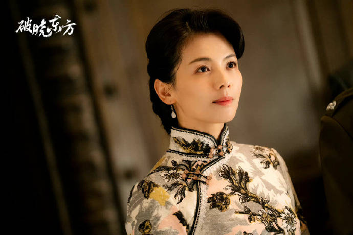 最后,在《破晓东方》和《大决战》中,她更是将沉稳大气的角色演绎得