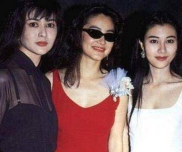 在与许晋亨结婚之前,李嘉欣的爱情过往非常精彩,她曾与才子倪震走到