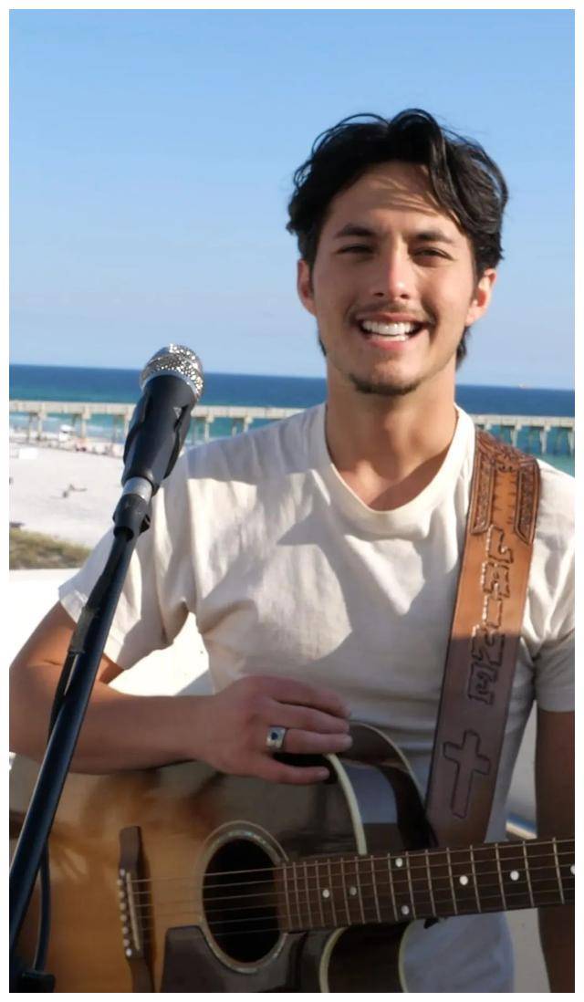 凭借着他的才华和努力,laine hardy闯入了《美国偶像》的舞台,引起了