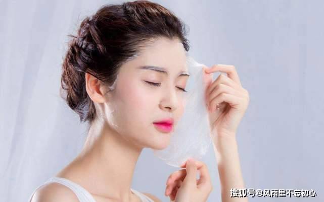 用纯净水或爽肤水浸透面膜纸,敷在面部,待吸收后,洗净即可.