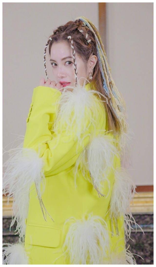 徐怀钰游玩美照,俏皮灵动,元气满满,少女笑容甜美.