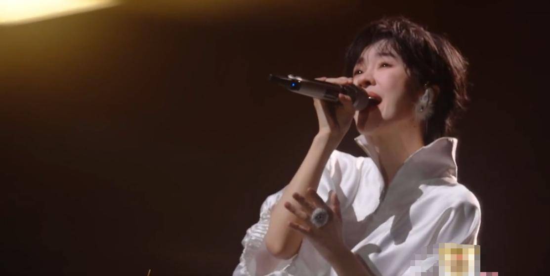 若论郁可唯演唱《年轮说》的表现,要与她之前的几个舞台对比,比如