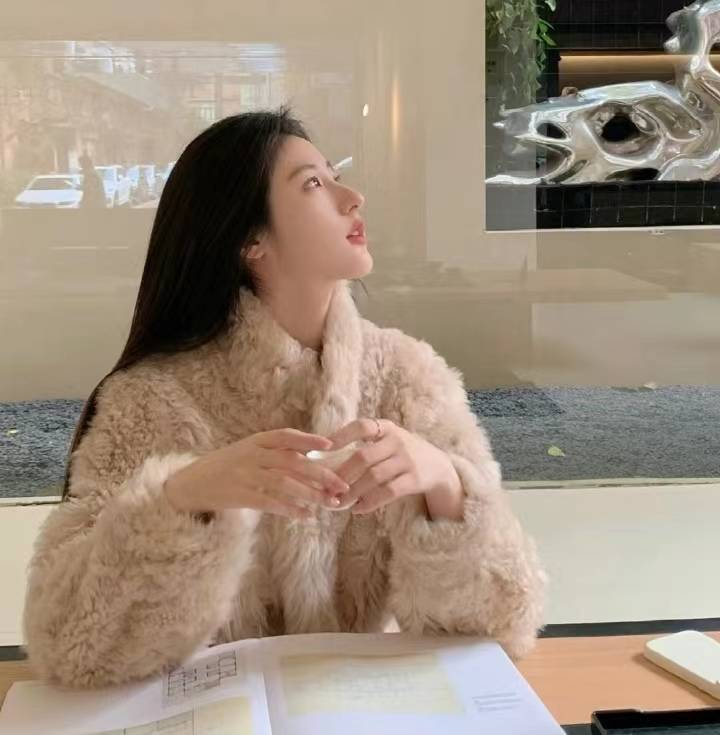 粟兰米:高弓形眉的特点是拥有高挑的眉峰和弧线形的