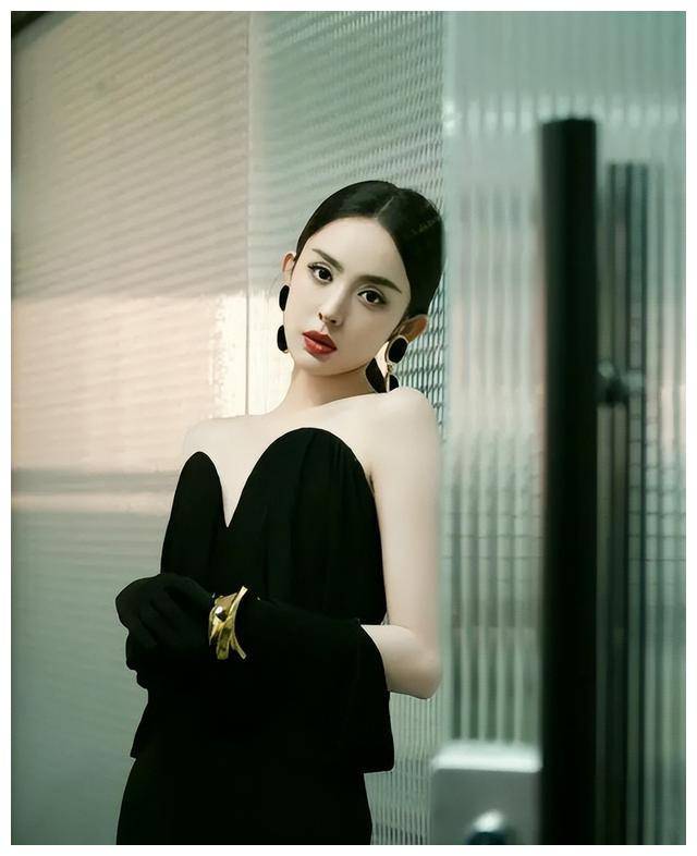 新疆美女古力娜扎惊艳!抹胸裙变水蜜桃,性感迷人,让人