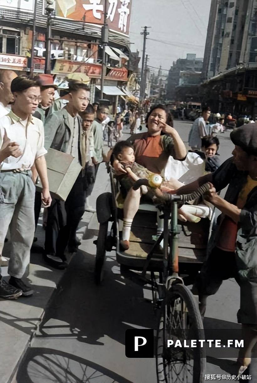 民国时期上海彩色老照片曝光:乞丐追逐黄包车乞讨_生活_妇女_方式为