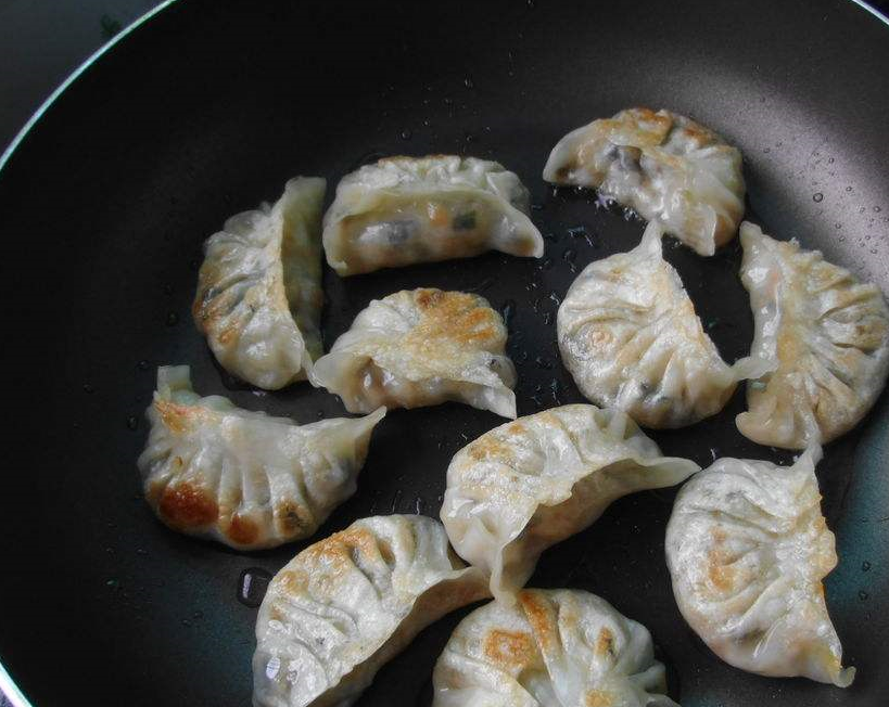 煎饺子时,不要只放油,多加一点它,饺子不粘锅,不破皮