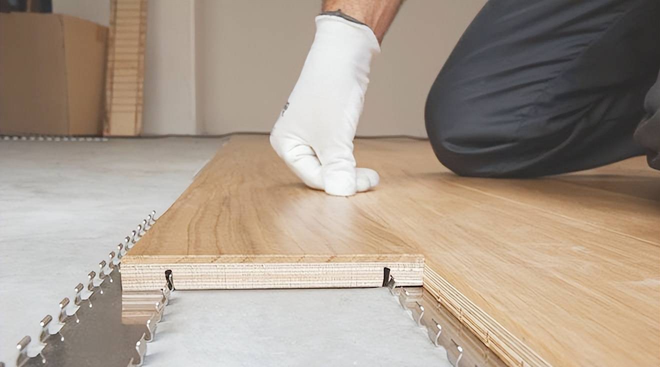 对于木地板的铺设,我们已经习惯了地面找平,铺龙骨,防潮垫……等等