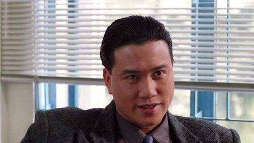 63岁万梓良近况:疾病缠身仍坚持商演赚钱,小16岁娇妻