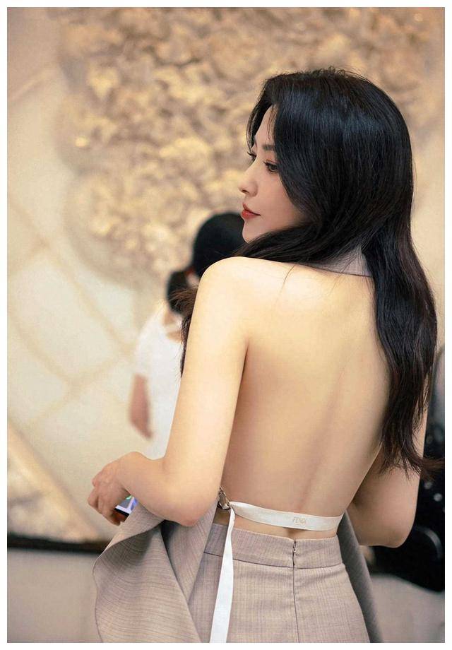 大家好,今天小编要揭秘的是曾黎的背部线条,相信这个话题会让娱乐八卦