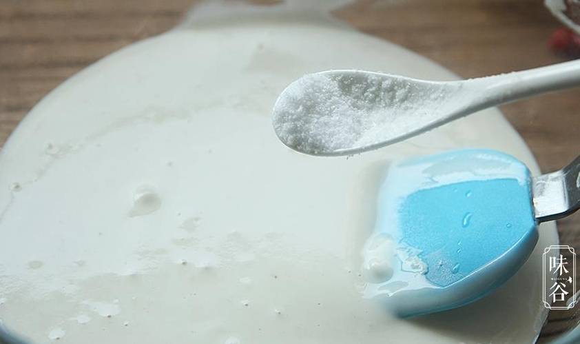 3,锅里放入多点油,烧热;4,夹一片番薯片(地瓜片)均匀裹上面糊;5,快速