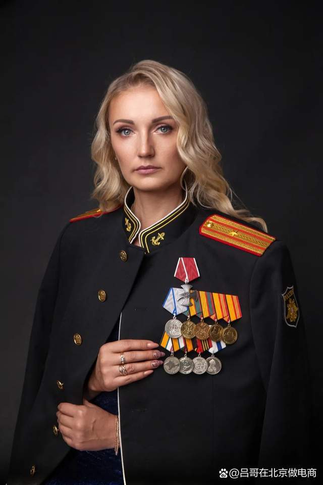 俄海军独立团参谋长牺牲,遗孀身穿亡夫生前军装,悼念英雄!