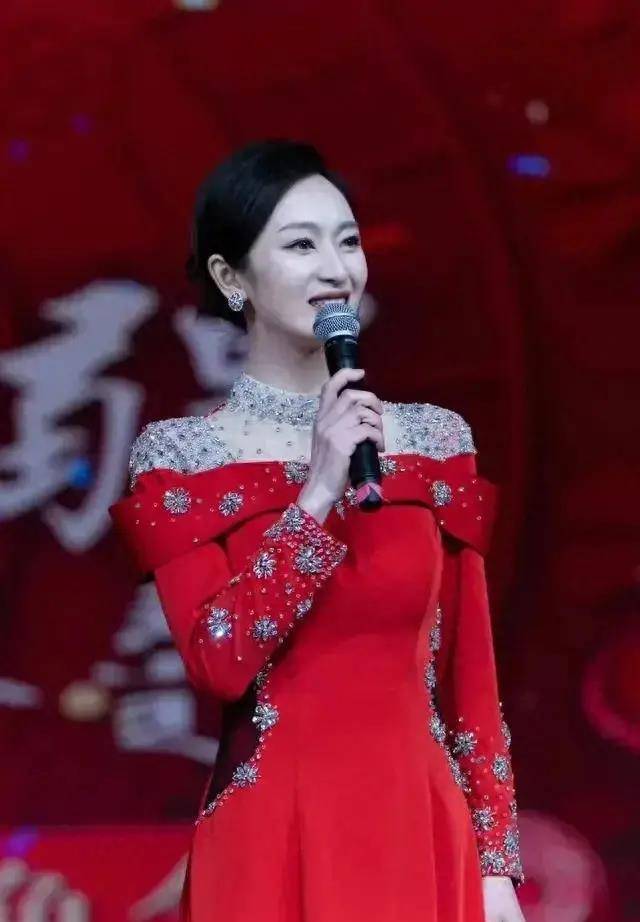 王治郅女子亮相2024广西舞台,甜美形象引不适议_周蕾_气质_领域