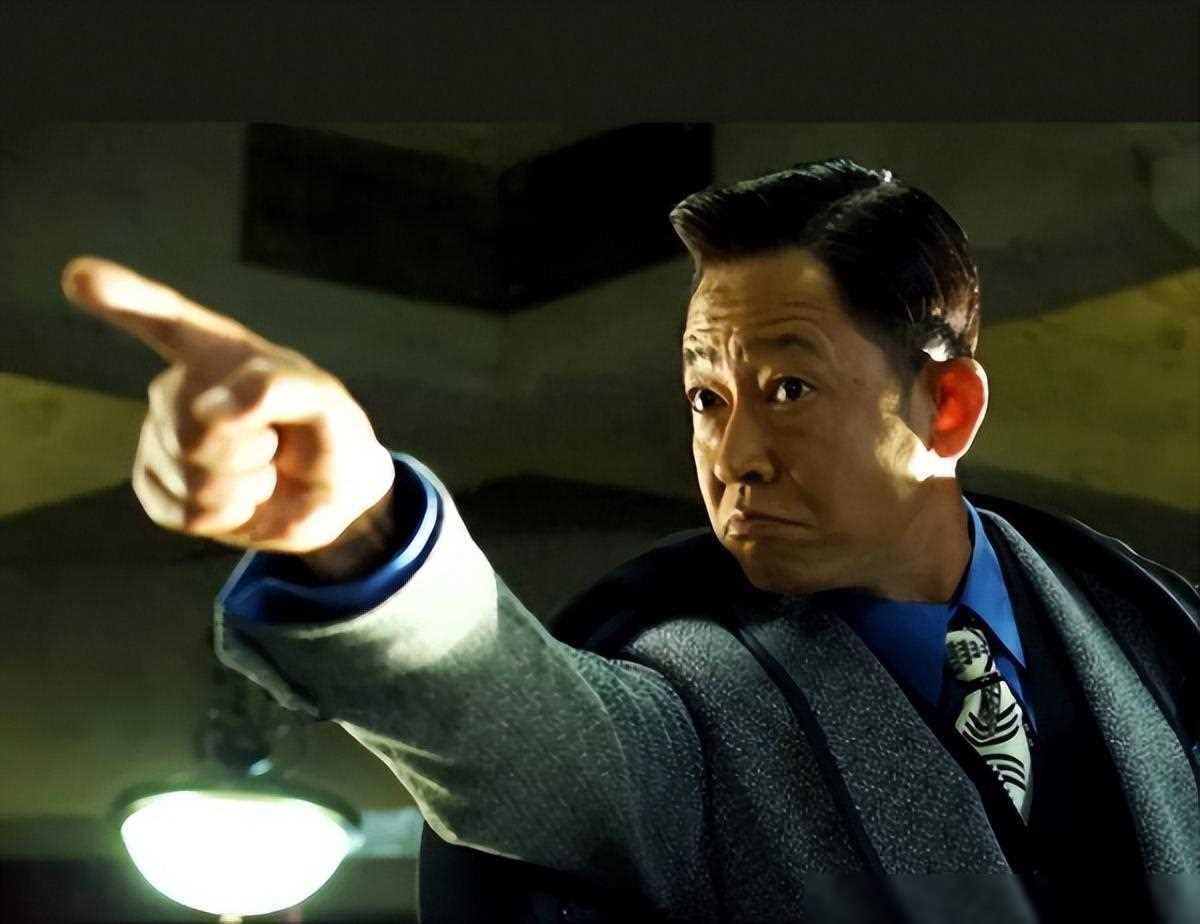 2000年10月,王志文被30家媒体联合讽刺,淡然表示:我不