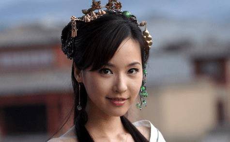 了尚未婚先孕了,末了不得不成婚了,成婚以后,吴佳妮摒弃了本人的奇迹