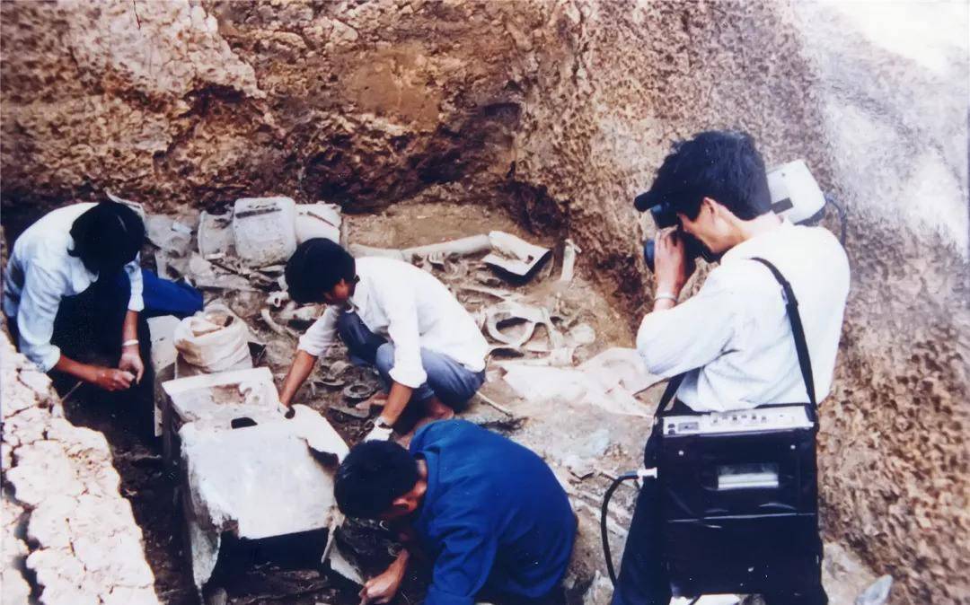 的,其中许多堪称是逆天级别的文物,比如"青铜立人像","青铜纵目面具"