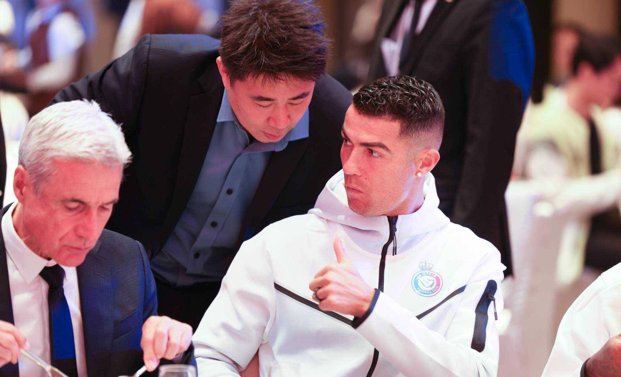 董方卓晒与c罗交流照片:还是这个男人有担当!