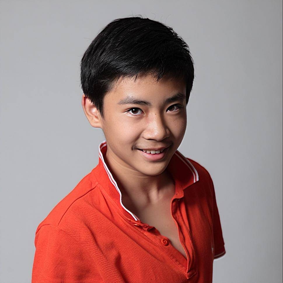 演员崔明浩,11岁时童星出道,出演过《少年宫的故事》《南下,南下》