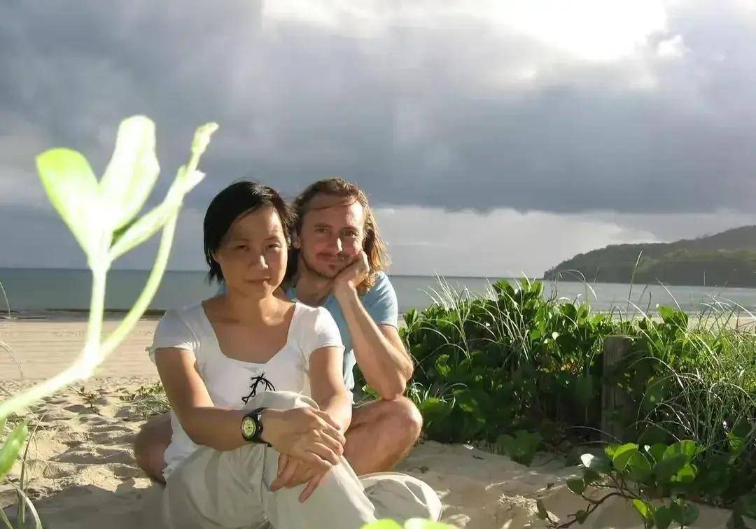 因为河国荣是个外国人,又比女儿大上10多岁,张父担心女儿会受委屈