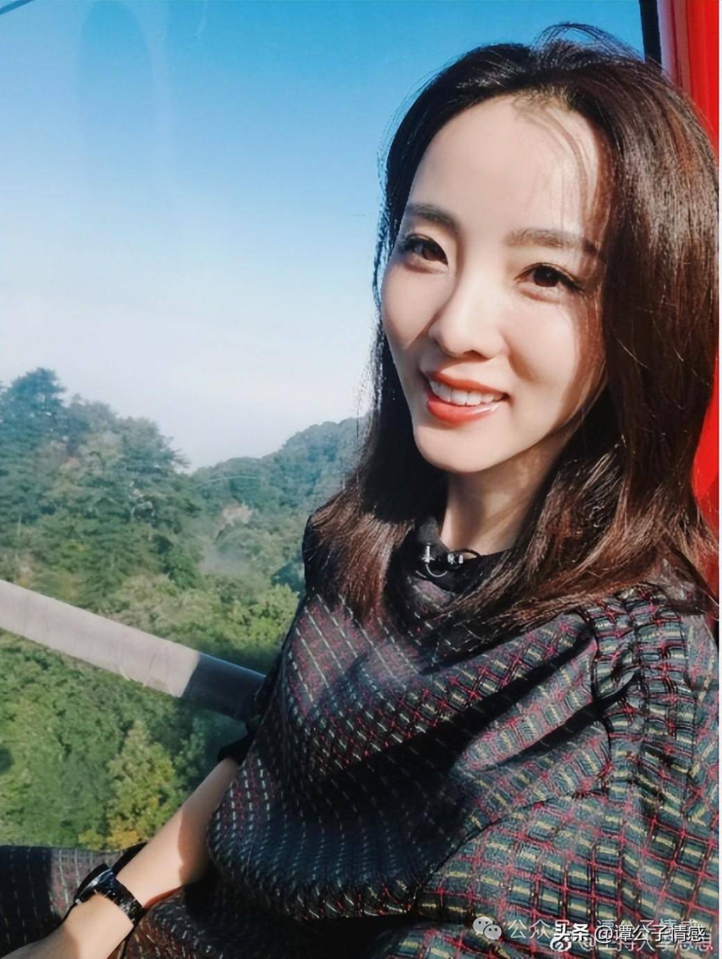 没嫁60岁富商,生两子后抑郁,惊艳过撒贝宁_老公_张艺谋_工作时