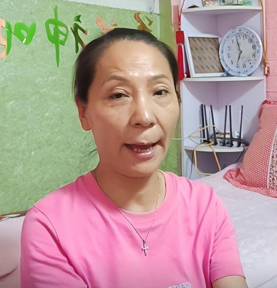 60岁南京大妈网恋79岁美国老头,落魄时每月收零花钱,如今成网红_托马