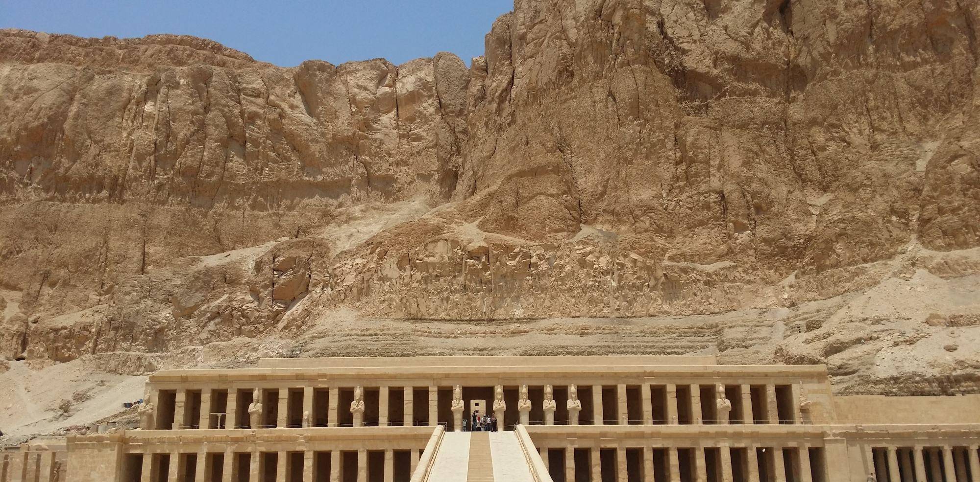 法老墓发现2句神秘"诅咒",考古家不信邪,后40个专家